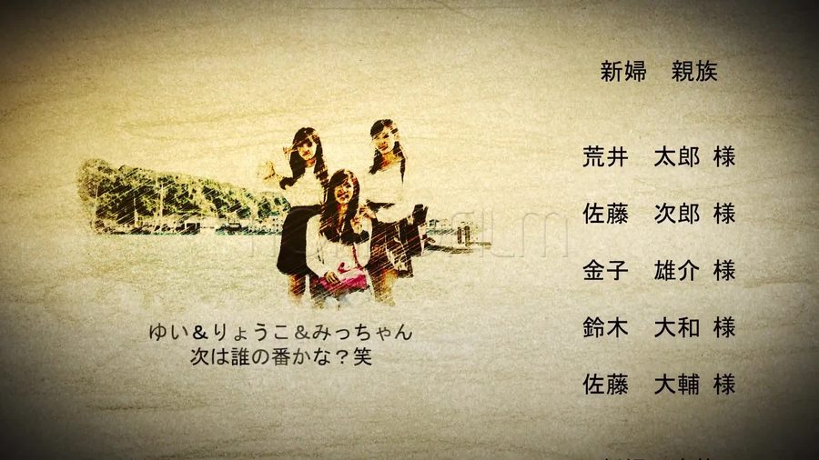 複数人で写る写真が色鉛筆風のイラストに変換されて表示される本編の別の場面