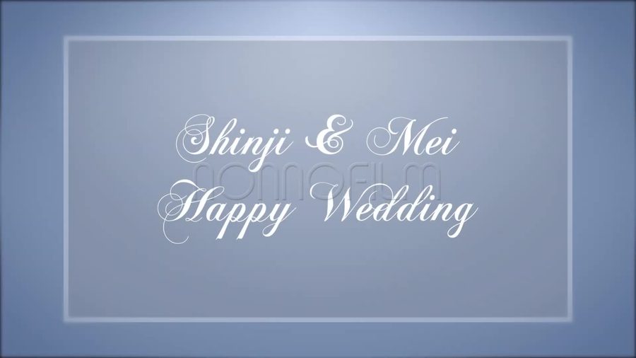 淡い青色の背景に白枠で囲んだ筆記体の文字で新郎新婦の名前とHappy Weddingを表示するオープニングシーン