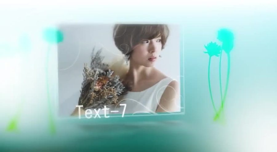 緑色の細い線で描かれた花のイラストを添えて白枠の写真を見せる本編の別の場面