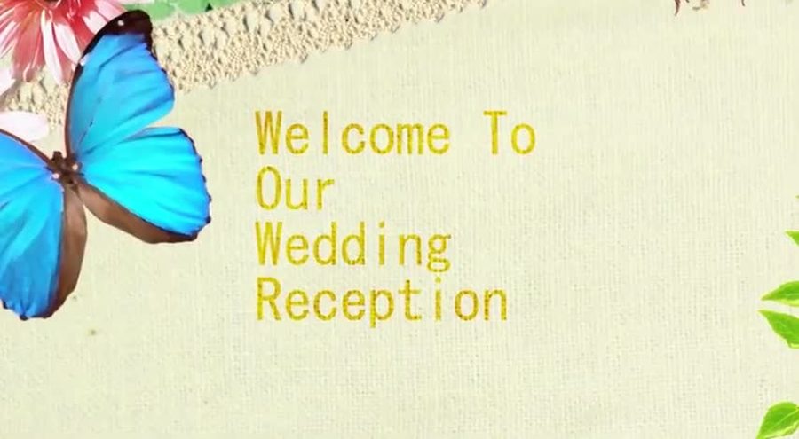 亜麻布のような質感の背景に青い蝶や花のイラストを添えWelcome To Our Wedding Receptionという文字を表示するオープニングシーン
