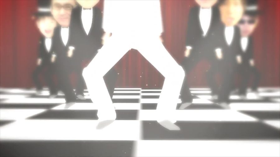 黒白の市松模様のダンスフロアの上でシルクハットとタキシードを着たイラストのダンサーが横に大きく足を開いて踊るポーズを取る。胴体はイラストだが頭部には人物の顔写真がそのまま合成されている本編シーン
