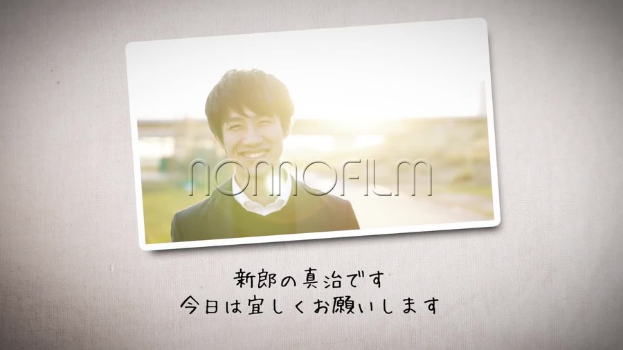 白枠の写真を少し傾けて麻布のような質感の背景に乗せ手書き風フォントで自己紹介のキャプションを添える本編シーン