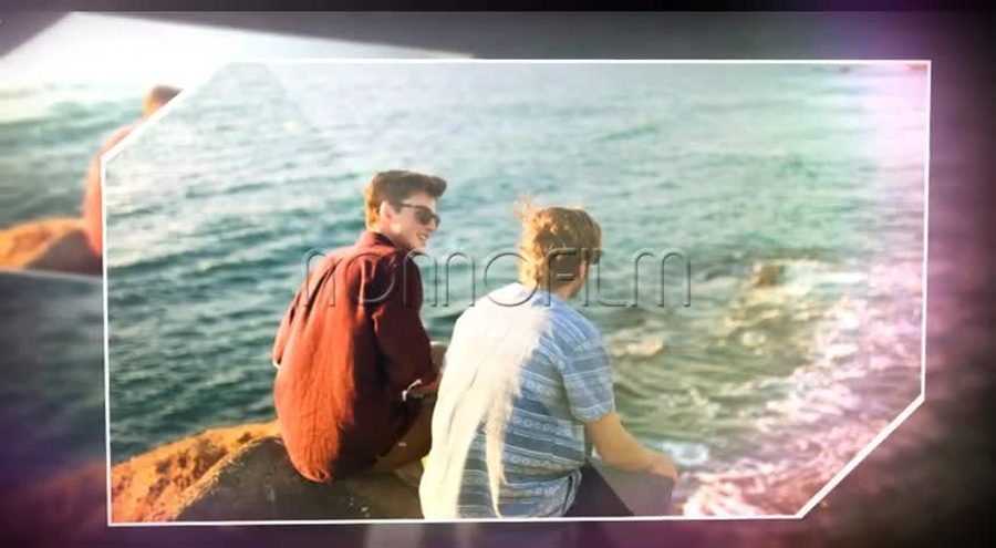 同じ多角形の枠の構成で別の写真を光のにじみと共に見せる本編の別の場面