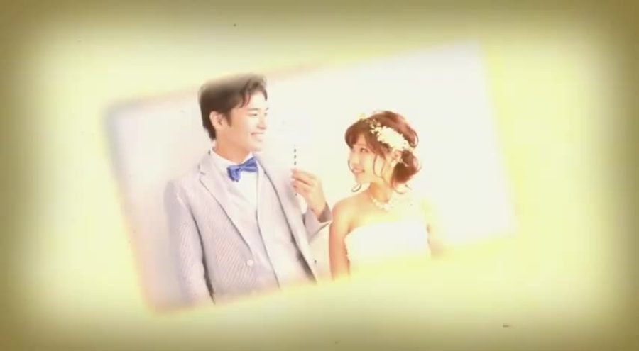 暖色系の柔らかいビネット効果で縁を暗くぼかした枠の中に新郎新婦の写真を表示する本編シーン