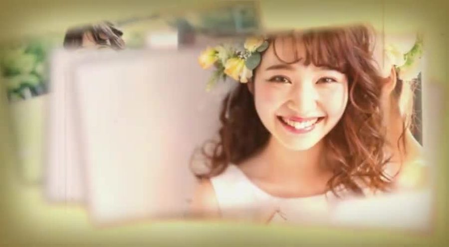暖色系の柔らかい光に包まれた新婦の写真をビネット効果の枠で見せる本編のクローズアップシーン