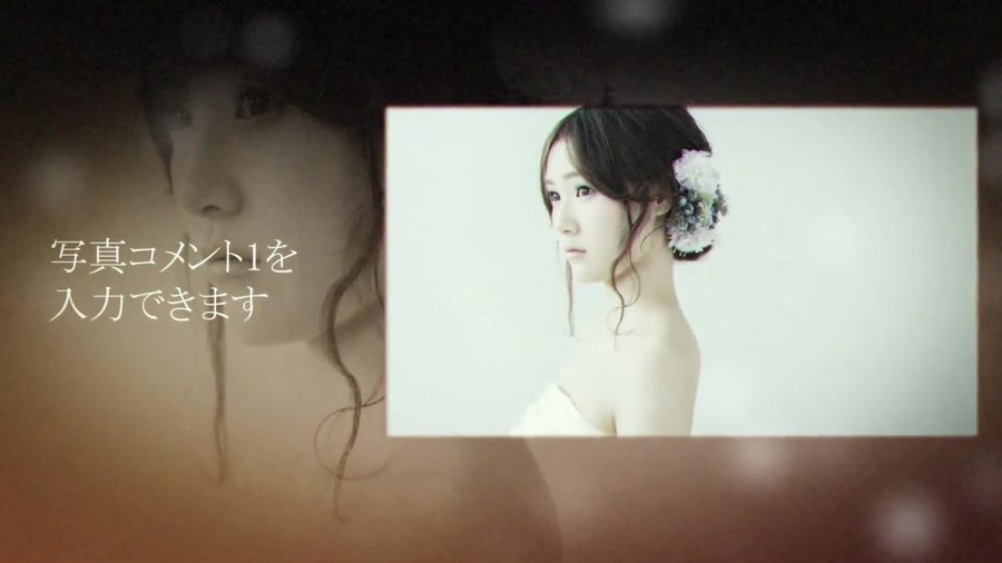 写真をぼかして拡大した二重露光のような幻影を背後に添え白枠の写真とコメント文を並べる本編シーン