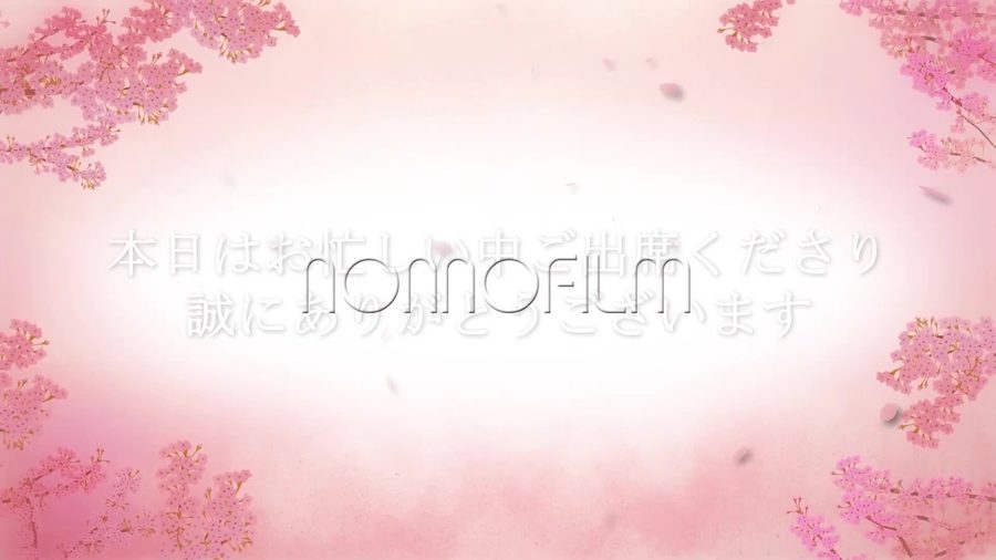 淡いピンク色の背景に桜の枝と花びらが舞い散るイラストを添えて白い文字でゲストへの感謝のメッセージを表示するオープニングシーン
