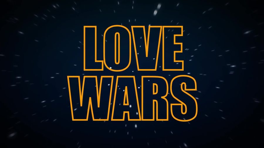スター・ウォーズのロゴを思わせる黄色い縁取り文字でLOVE WARSと表示しハイパースペース航行のような星の光跡が放射状に流れる背景を組み合わせるオープニングシーン