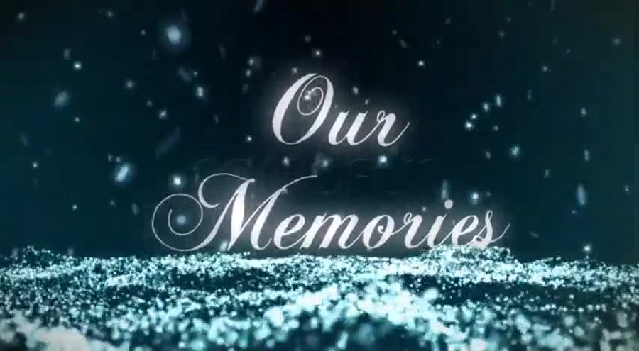深い藍色の背景に粒子が舞い、白い筆記体フォントで「Our Memories」というタイトルが表示されるオープニングシーン