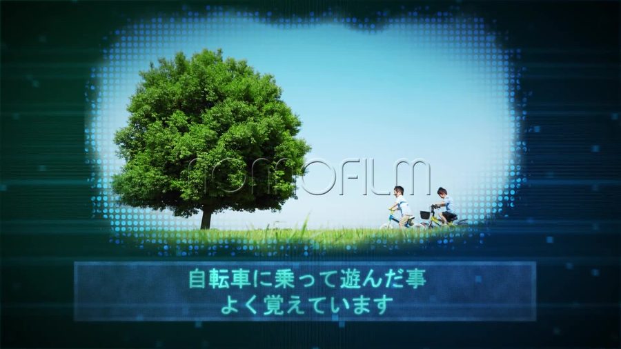 写真の縁を無数の点(ドット)で不規則にマスクし暗い緑色のテック風背景に走査線や浮遊する小さな四角形を組み合わせる構成。下には半透明の水色の枠でキャプションを表示する新郎パートの本編シーン