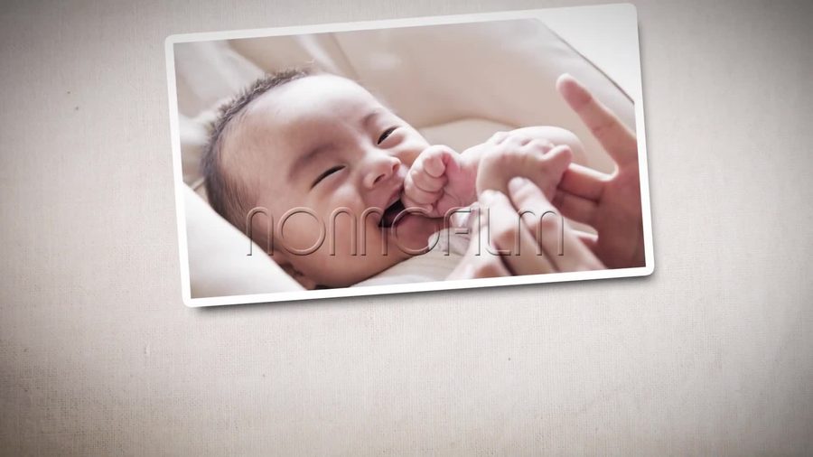 白枠とドロップシャドウ付きの台紙に乗せた1枚の写真をベージュのリネン調背景の上にわずかに角度をつけて配置した、コマ撮りの積み重ねが始まる序盤の場面