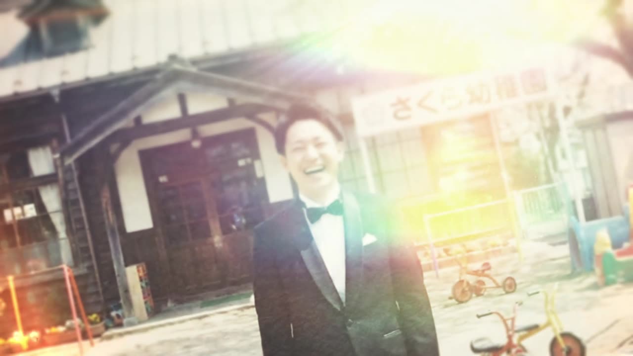 画面全体に虹色がかった光が差し込み、写真がやわらかくぼけながら次の場面へ切り替わるライトリークのシーン