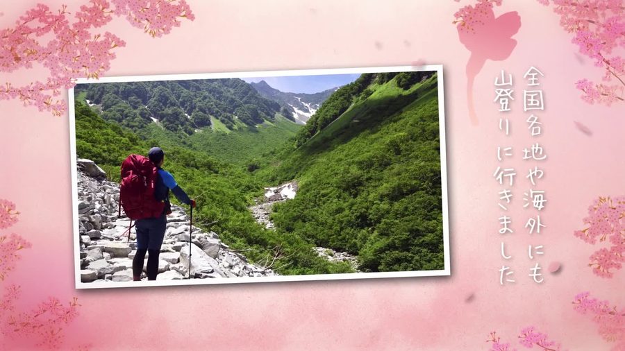 白枠の写真を少し傾けて桜の水彩風背景の上に配置し右側に縦書きの文字でキャプションを表示する新郎パートの本編シーン