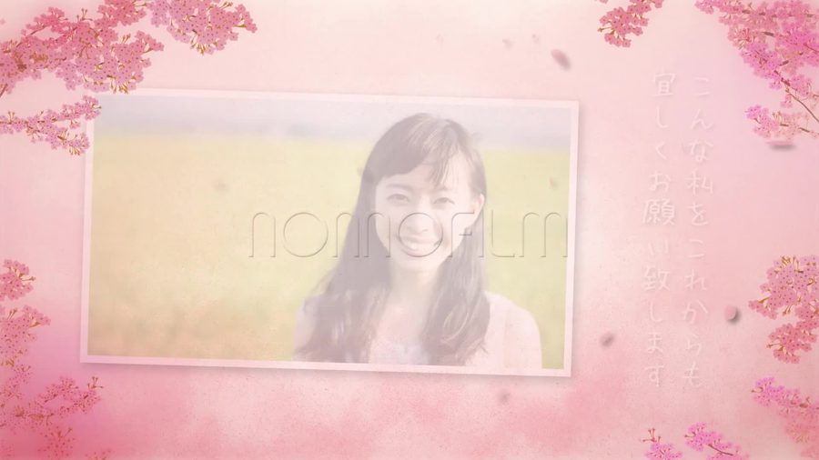 写真を使わず桜の水彩風背景に横書きの文字だけを中央付近に表示する新婦パートの開始を示す氏名表示のシーン