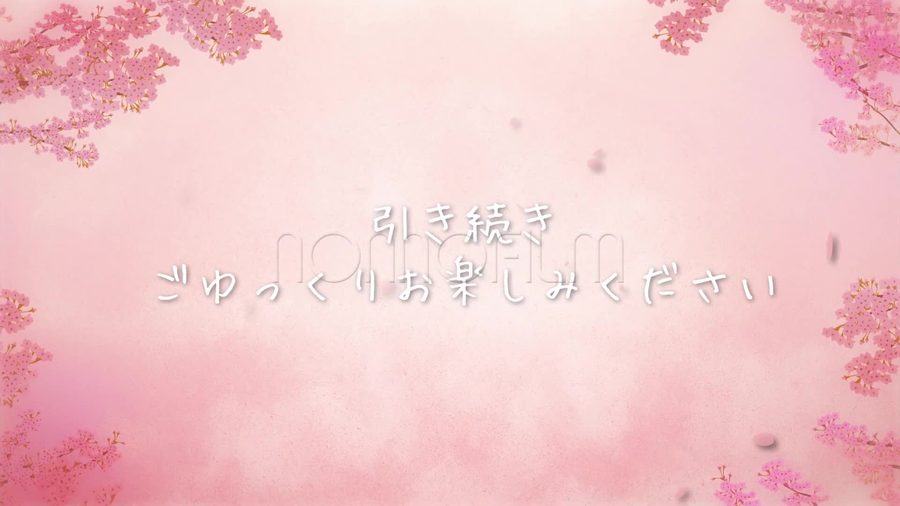 写真を使わず桜の水彩風背景に横書きの文字だけを表示して締めくくるエンディングシーン