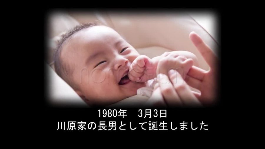 写真の縁を白く光らせるように柔らかくぼかして黒背景へ溶け込ませる構成。文字は専用の枠を使わず写真の下に直接かぶせて表示される。誕生日や名字を入れるテキスト欄も用意されている