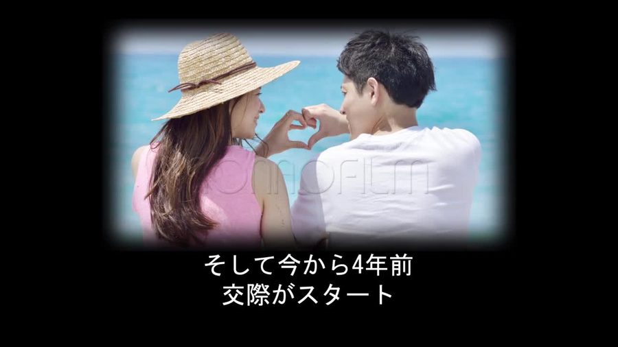 同じ白く光る縁の写真と直接重ねた文字の構成で出会いから交際開始までの時系列が紹介される二人のパートへの転換シーン