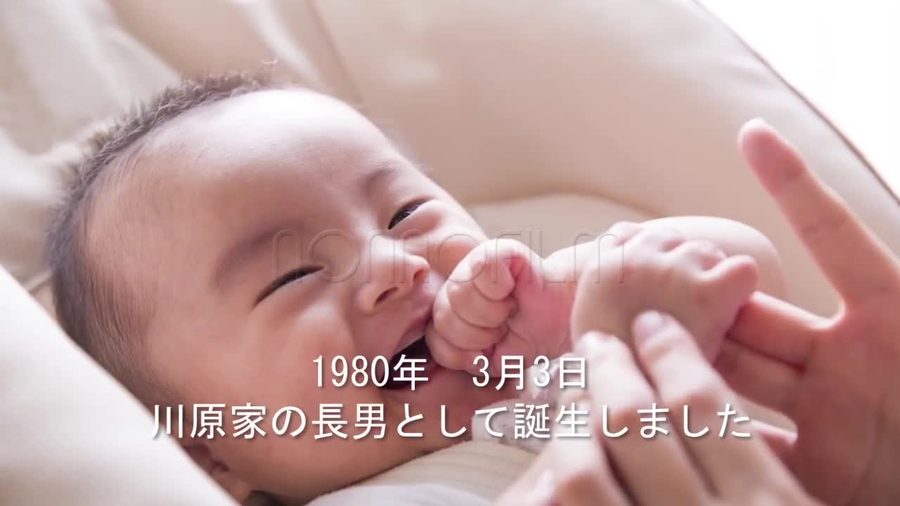 写真を画面いっぱいに敷き縁をぼかさないフルブリードの見せ方で文字は専用の枠を使わず写真の下に直接かぶせて表示される。誕生日や名字を入れるテキスト欄も用意されている