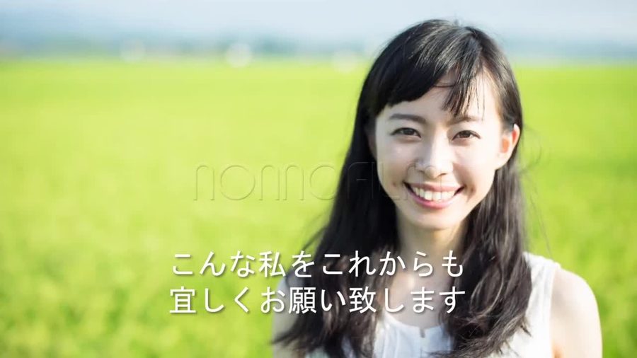 同じ写真を画面いっぱいに敷くフルブリードの構成と直接重ねた文字で出会いから交際開始までの時系列が紹介される二人のパートへの転換シーン