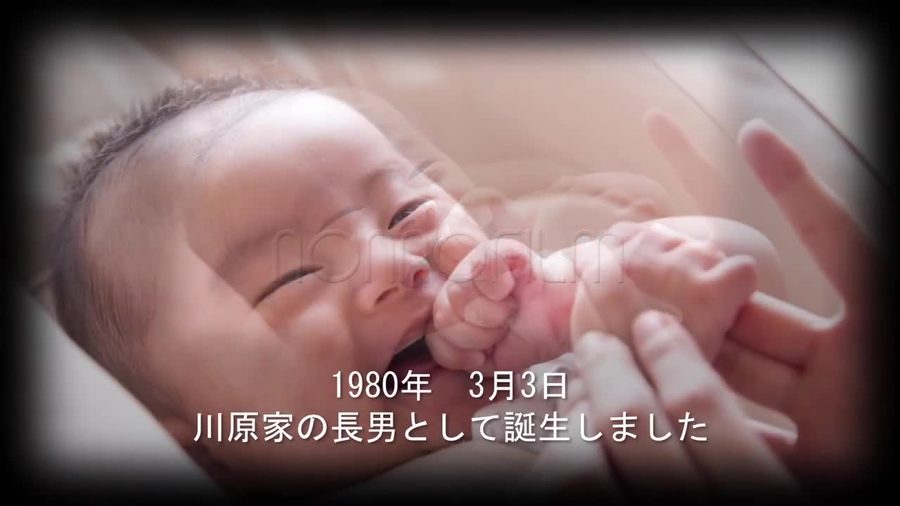 写真を画面いっぱいに大きく見せ被写体に迫る構図。写真の縁は白く光らせるように柔らかくぼかして黒背景へ溶け込ませる本編のクローズアップ寄りの場面