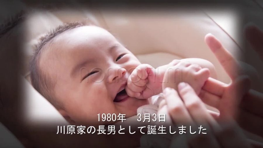 写真の縁を柔らかくぼかして黒背景に溶け込ませ文字は専用の枠を使わず写真の下に直接かぶせて表示する基本構成。誕生日や名字を入れるテキスト欄も用意されている