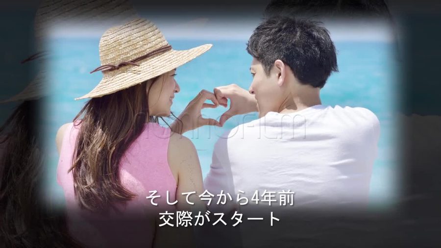 柔らかいぼかし縁の写真と直接重ねた文字の構成で出会いから交際開始までの時系列が紹介される転換シーン