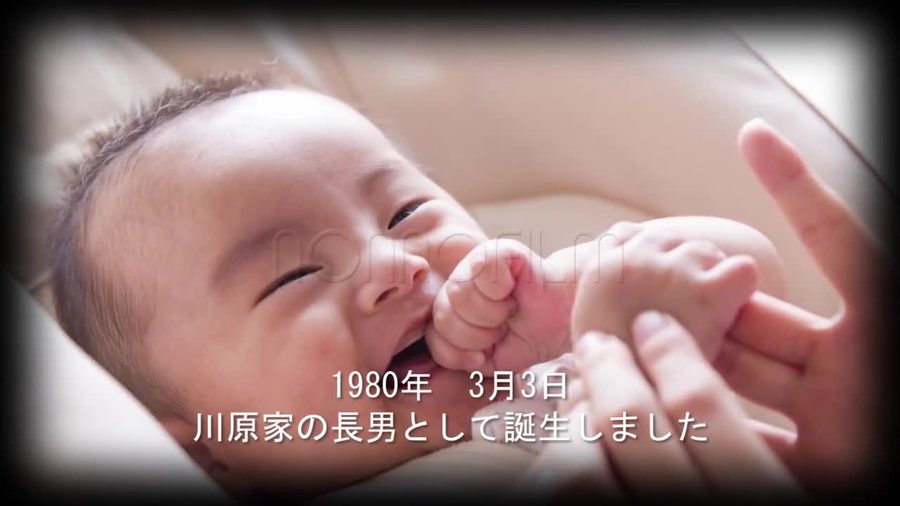 写真の縁を柔らかくぼかして黒背景に溶け込ませ文字は専用の枠を使わず写真の下に直接かぶせて表示する基本構成。誕生日や名字を入れるテキスト欄も用意されている