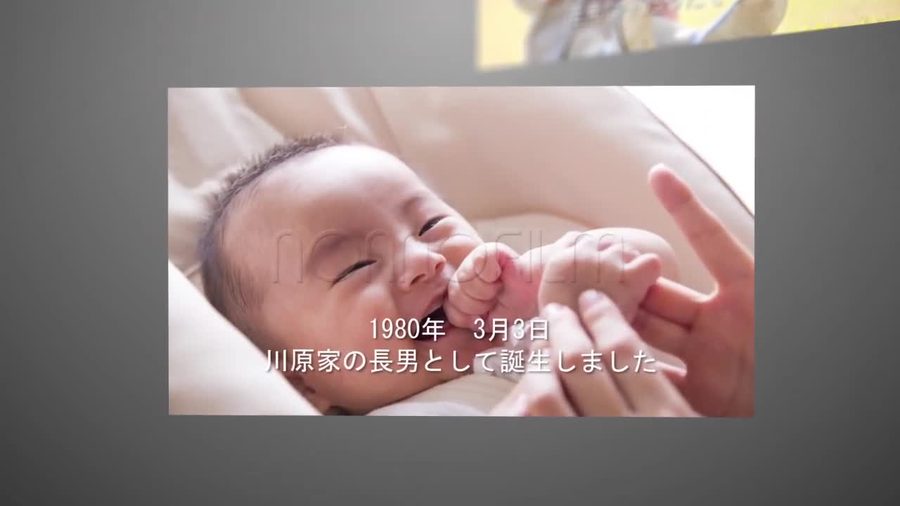 グレーのグラデーション背景の上に白枠の写真を少し傾けて配置し上部には次に表示される写真の角がわずかに見える構成。文字は写真の下に直接かぶせて表示される新郎パートの本編シーン