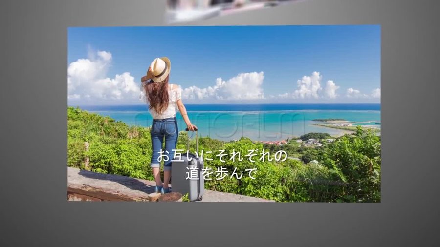 同じ傾けた写真カードの構成で出会いから交際開始までの時系列が紹介される二人のパートへの転換シーン
