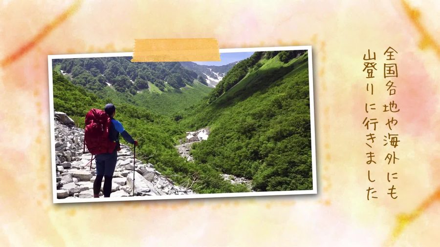 淡い縁取りの白い枠に写真が収まり、右側に縦書きの手書き風文字でコメントが添えられる本編シーン