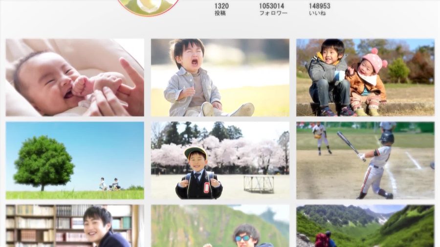 インスタグラムの投稿一覧のような9分割グリッドで新郎の幼少期の写真を複数枚同時に見せるオープニングシーン
