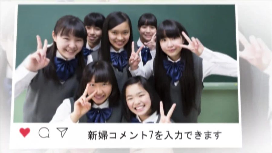 新婦の学生時代のクラス写真をピースサインとともに投稿画面風に紹介しているシーン