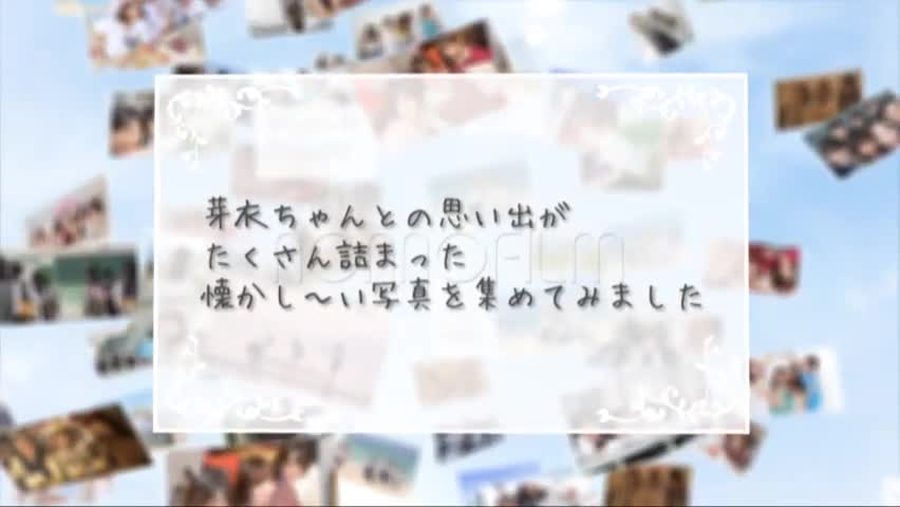 爽やかな青空を背景に複数の写真が舞い散る中新婦への思い出メッセージを表示するオープニングシーン