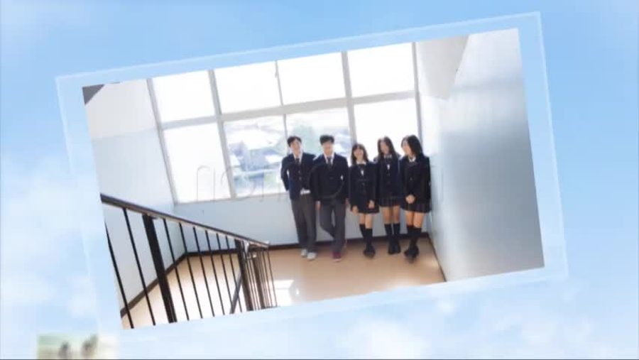 同じ青空の構成で別の写真がテンポよく切り替わっていく本編の別の場面