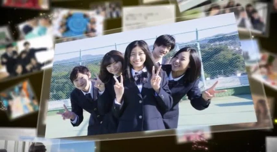 同じ空間の構成で別の写真がテンポよく切り替わっていく本編の別の場面