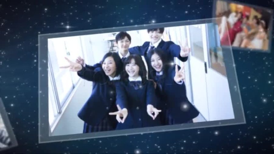 同じ宇宙空間の構成で別の写真がテンポよく切り替わっていく本編の別の場面