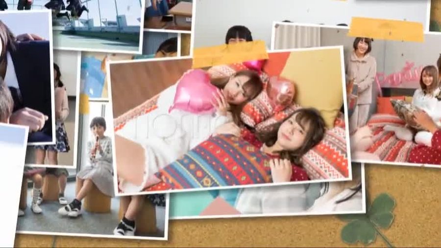 同じコルクボードの構成で複数の写真が貼り並べられている本編の別の場面