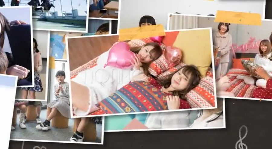 同じ黒板の構成で複数の写真が貼り並べられている本編の別の場面