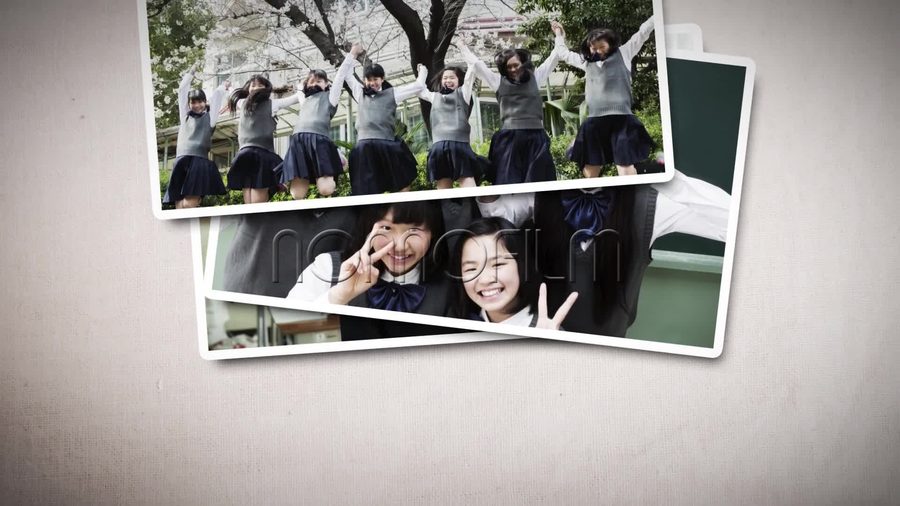 白枠の写真を少しずつ角度を変えて重ねるスタック構成で下に手書き風フォントのキャプションを添える基本パターン